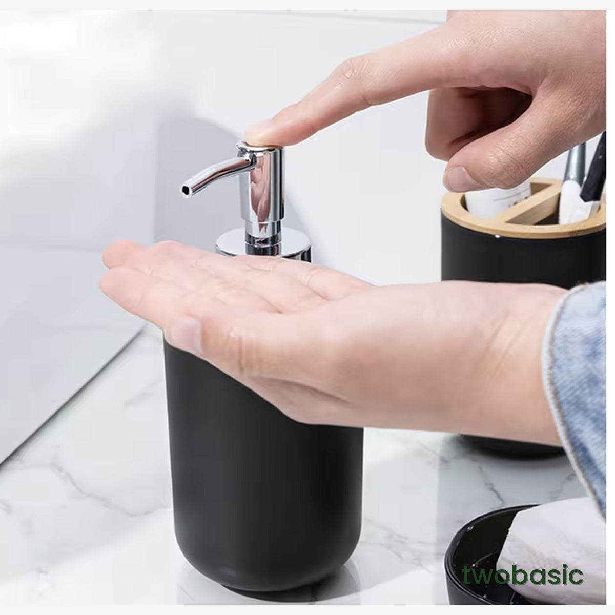 Tu baño de revista — Set de dosificador y accesorios (4 piezas) │ twobasic